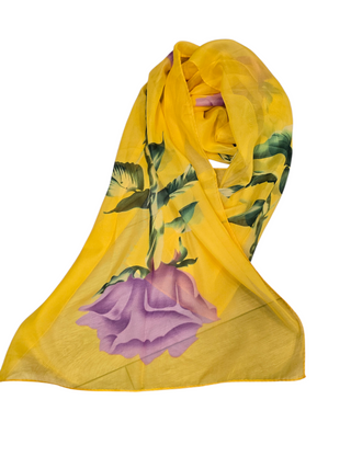 Smukt gult tørklæde med rosa blomster
